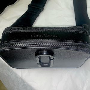 NWT MARC Jacobs camera style bag Saffiano leather adjustable crossbody strap.
